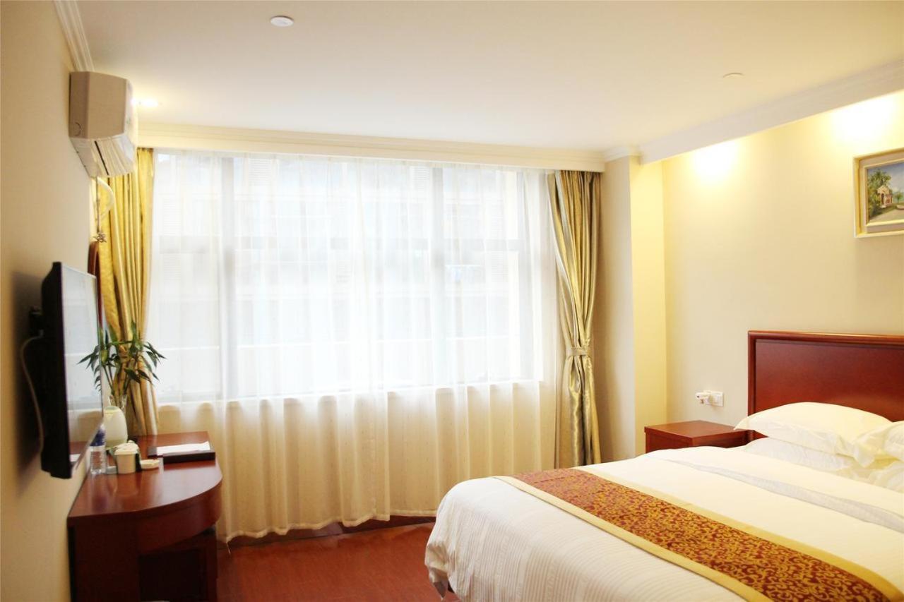 Greentree Minhang District Pujiang Town Jiangyue Road Metro Station Hotel